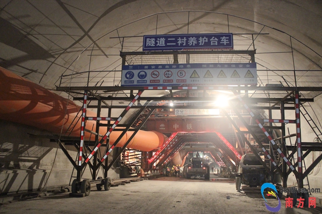 广西最长公路隧道左洞贯通 建成后将成两广新通道