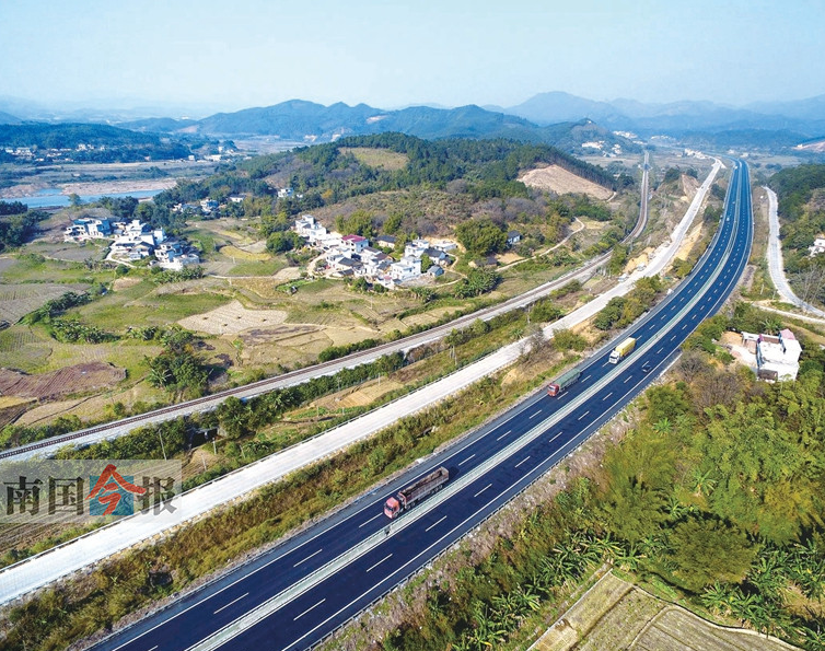 桂柳高速沥青路面铺设完毕