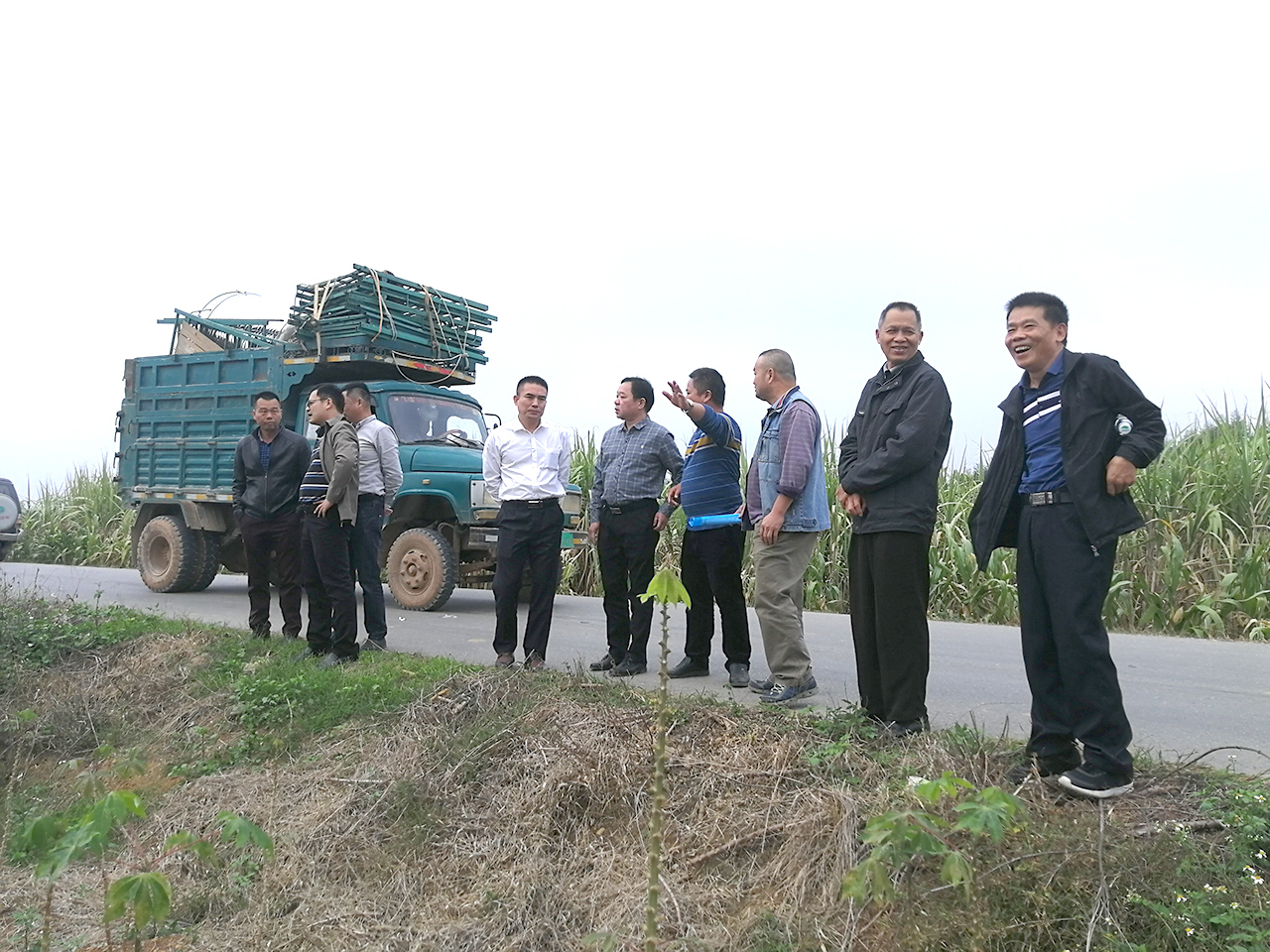 隆硕高速项目指挥部在隆安县召开征地拆迁工作现场办公会